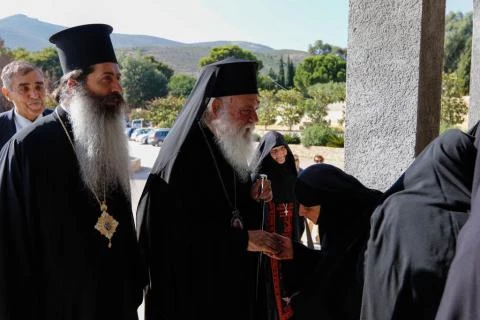 Αρχιεπίσκοπος από τα καμένα: Λίγα λόγια, περίσκεψη και προσευχή